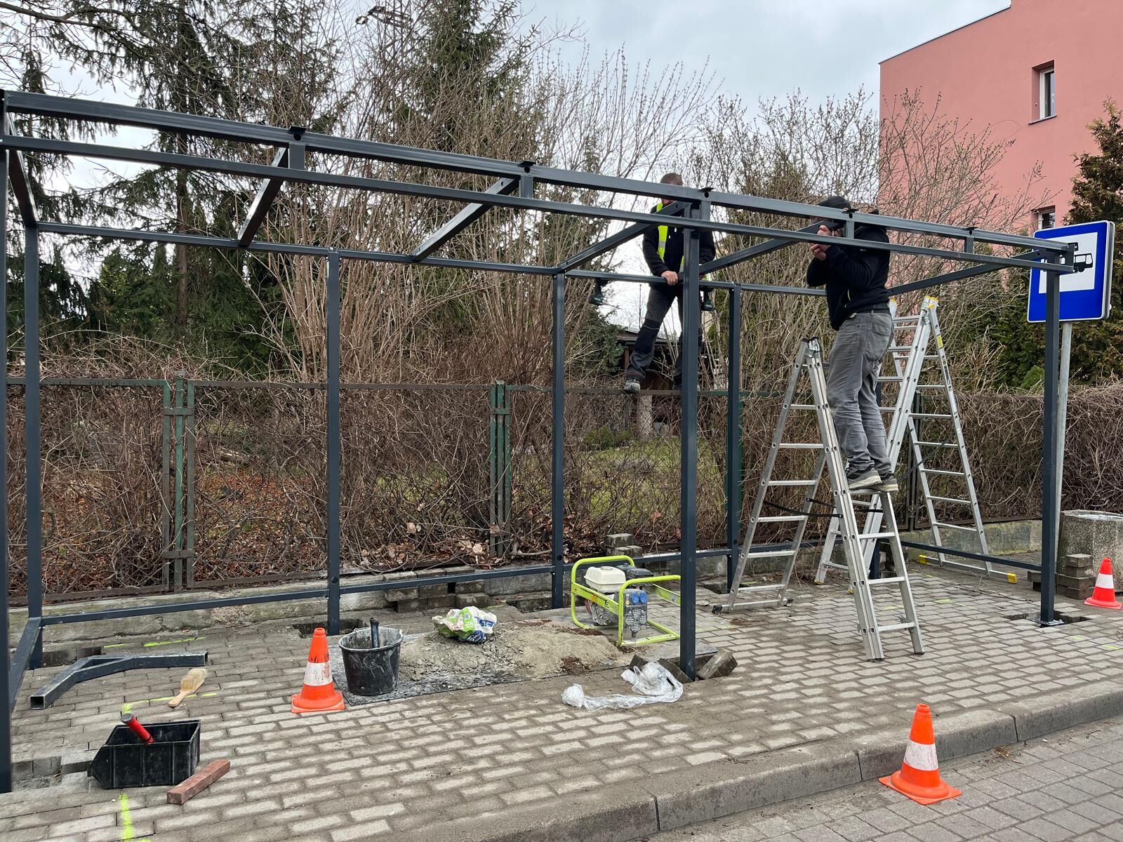 Podświetlane i z fotowoltaiką. Nowoczesne przystanki w Świebodzicach