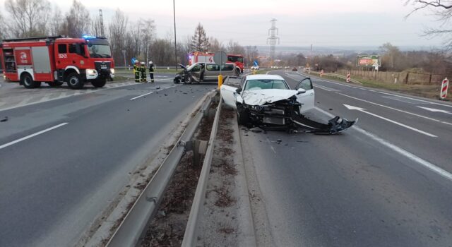 Zderzenie busa i osobówki w Świebodzicach