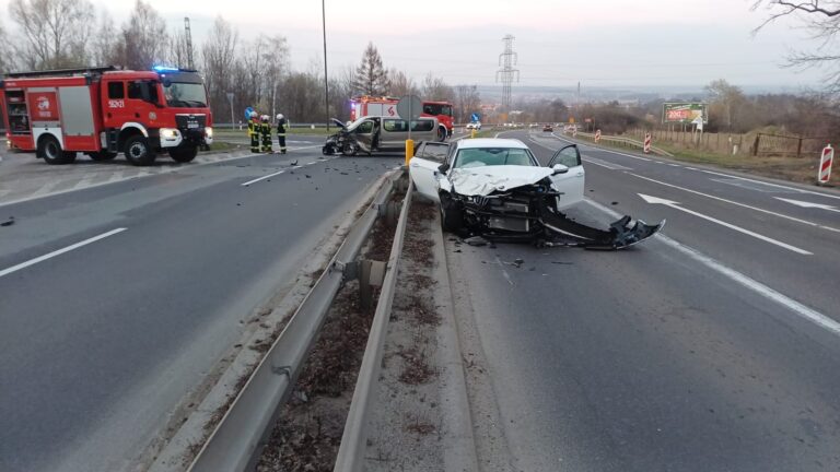 Zderzenie busa i osobówki w Świebodzicach