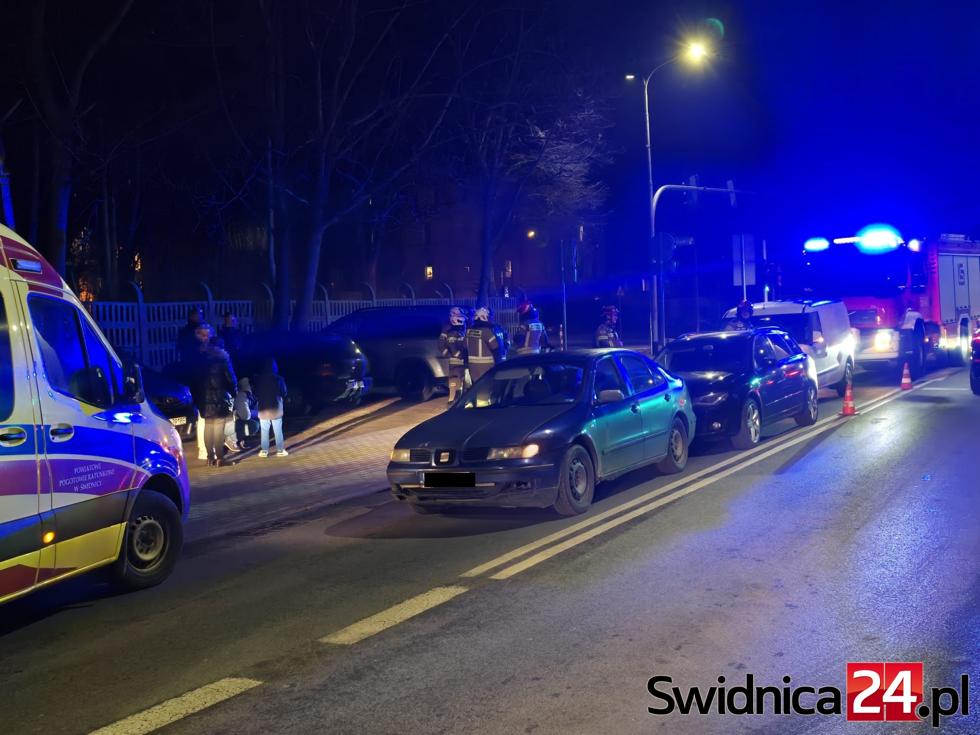 Zderzenie trzech samochodów na ul. Mieszka I w Świdnicy [FOTO]