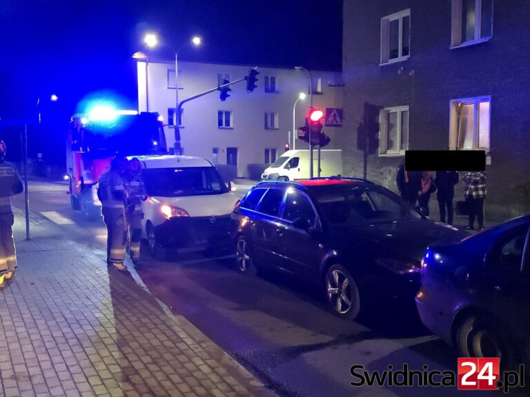 Zderzenie trzech samochodów na ul. Mieszka I w Świdnicy [FOTO]