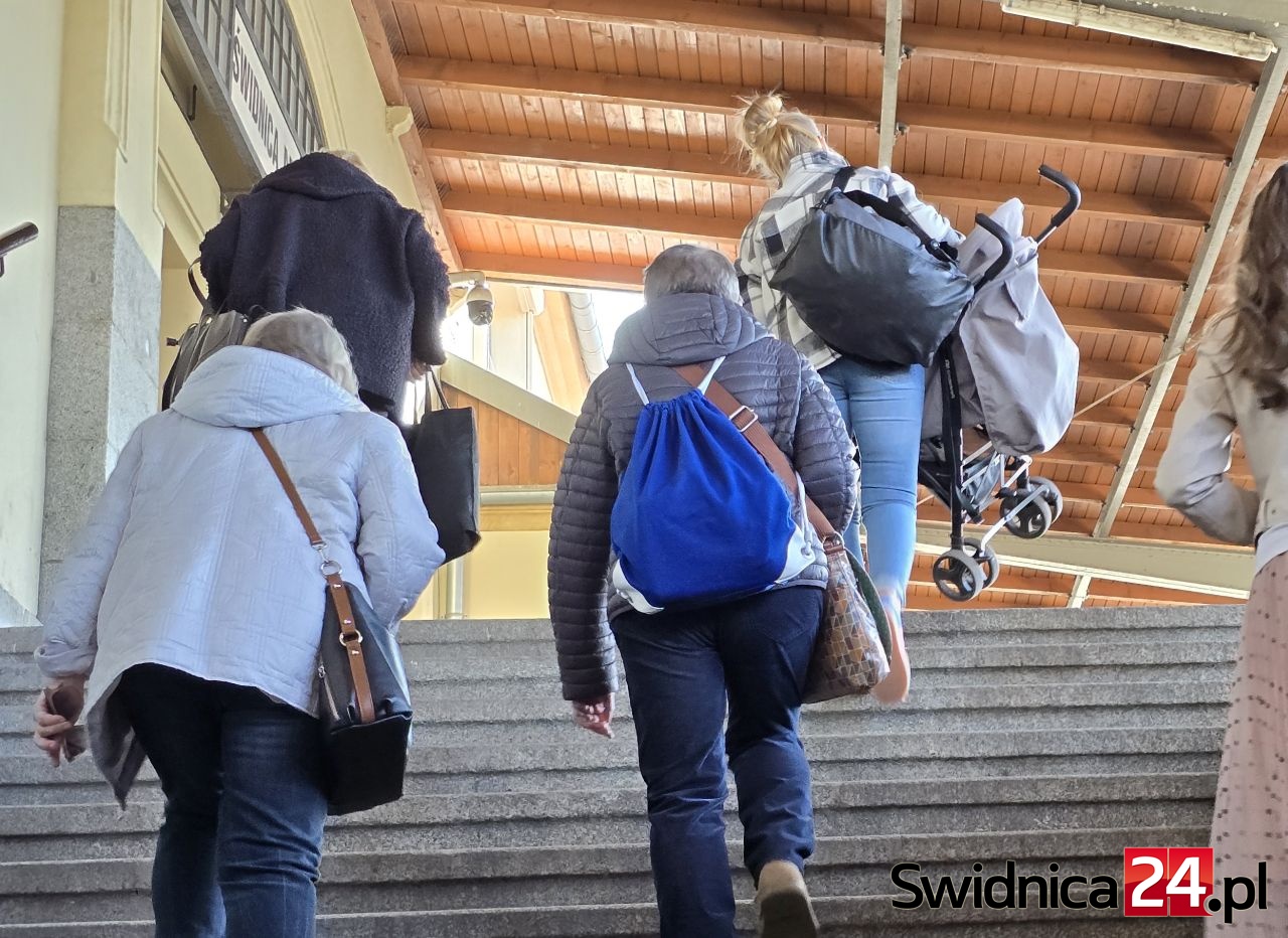 Wózek pod pachę i do góry. Końca rozmów o windach na stacji Świdnica Miasto nie widać [FOTO]