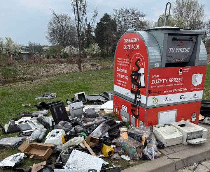 Miało być łatwiej, jest… brudniej. Śmietniska przy pojemnikach na elektroodpady [FOTO]