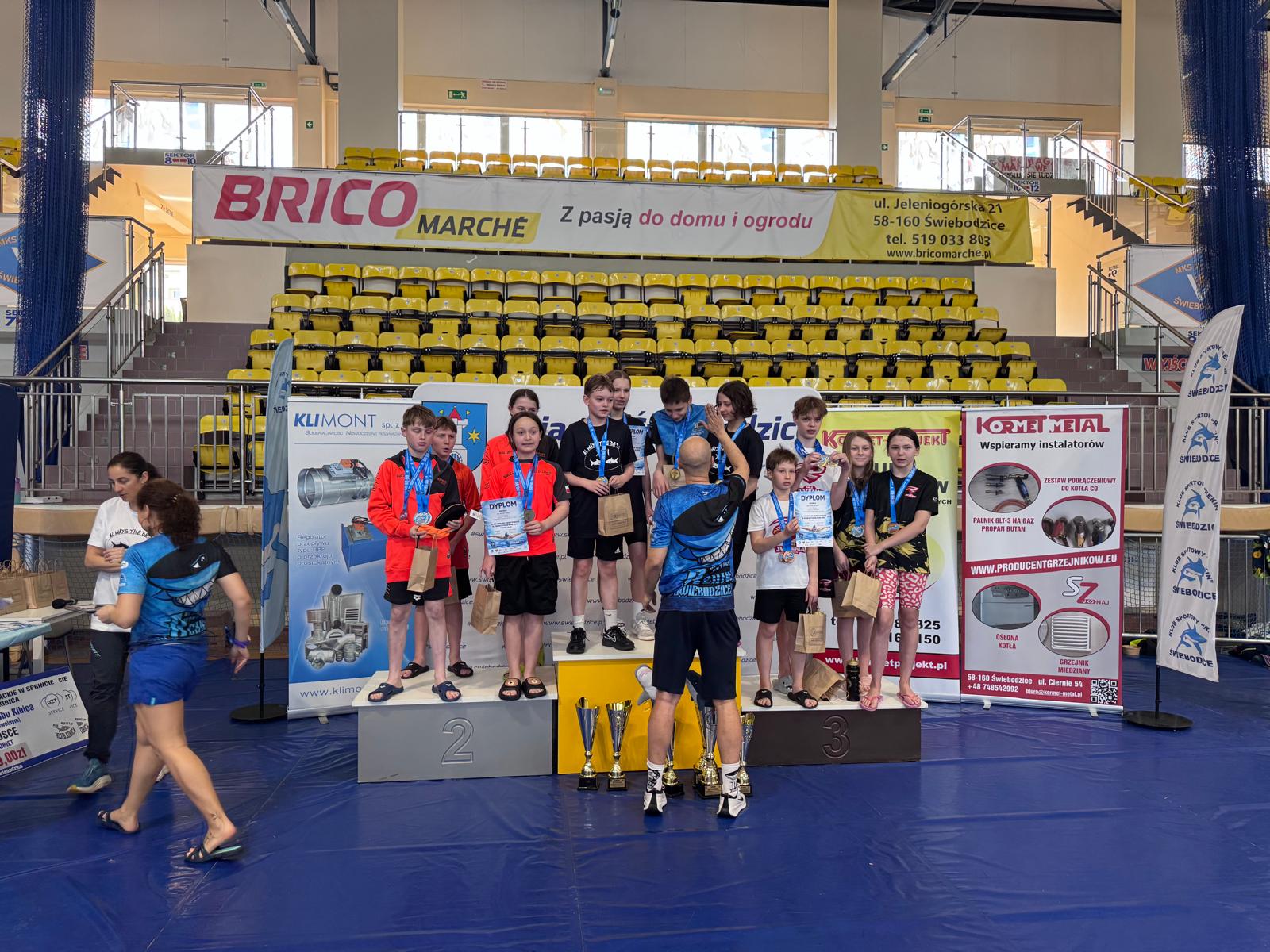 Pływackie święto w Świebodzicach. 60 medali Rekinów i trumf w drużynówce [FOTO/WYNIKI]