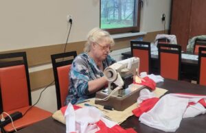 W gminie Świdnica mieszkańcy szyją narodowe flagi