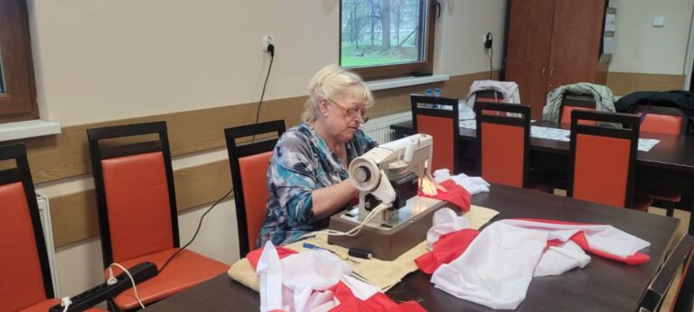 W gminie Świdnica mieszkańcy szyją narodowe flagi