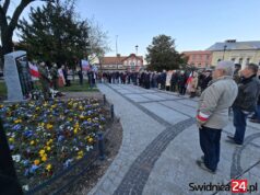 Rocznica katastrofy smoleńskiej po raz pierwszy przy nowej tablicy na Placu Grunwaldzkim