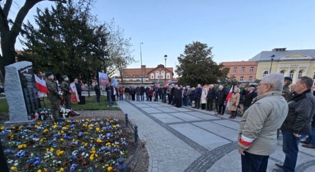 Rocznica katastrofy smoleńskiej po raz pierwszy przy nowej tablicy na Placu Grunwaldzkim