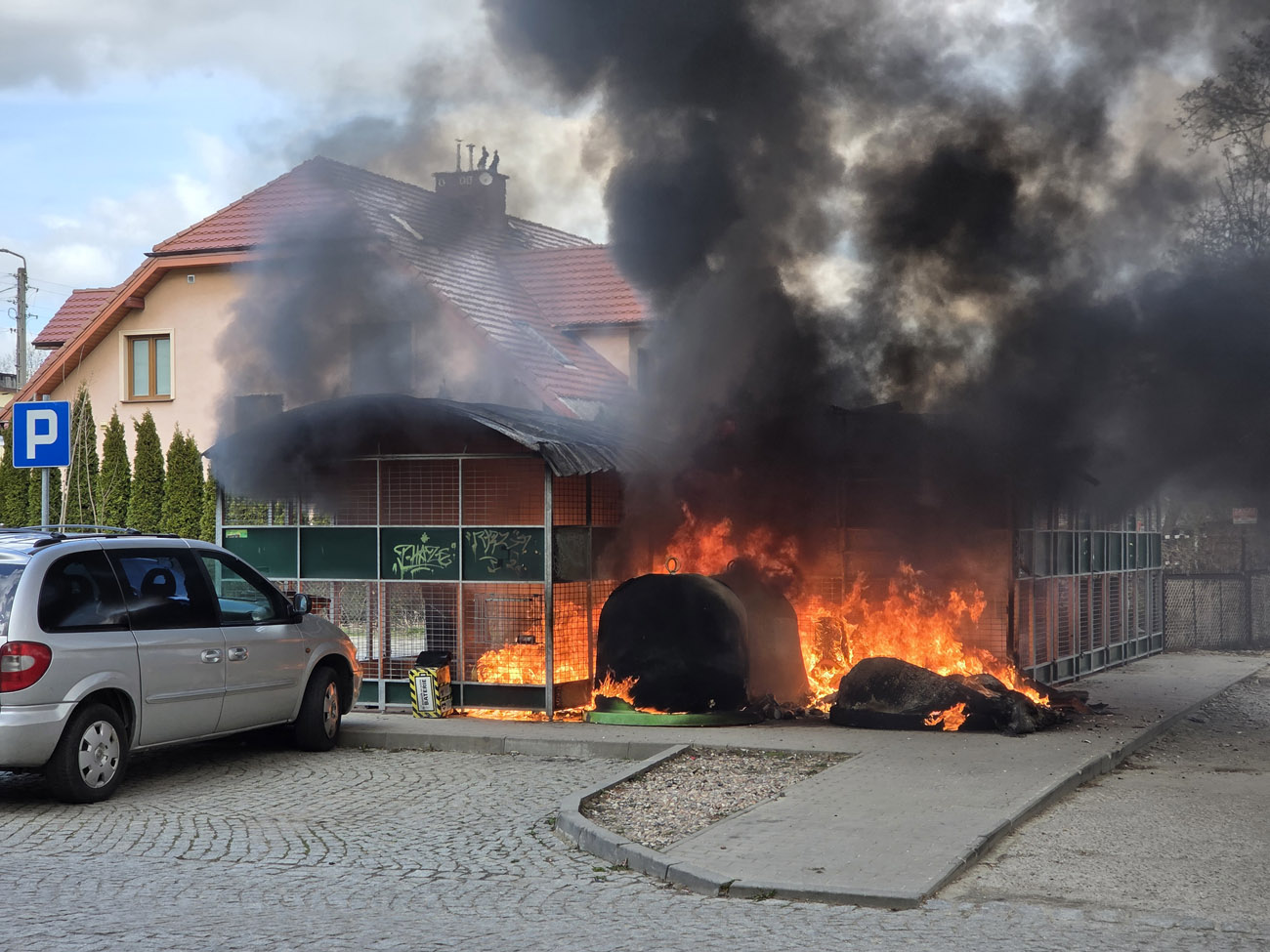 Strzegom. Kłęby czarnego dymu nad Osiedlem Piastów z powodu pożaru altany śmietnikowej [FOTO]