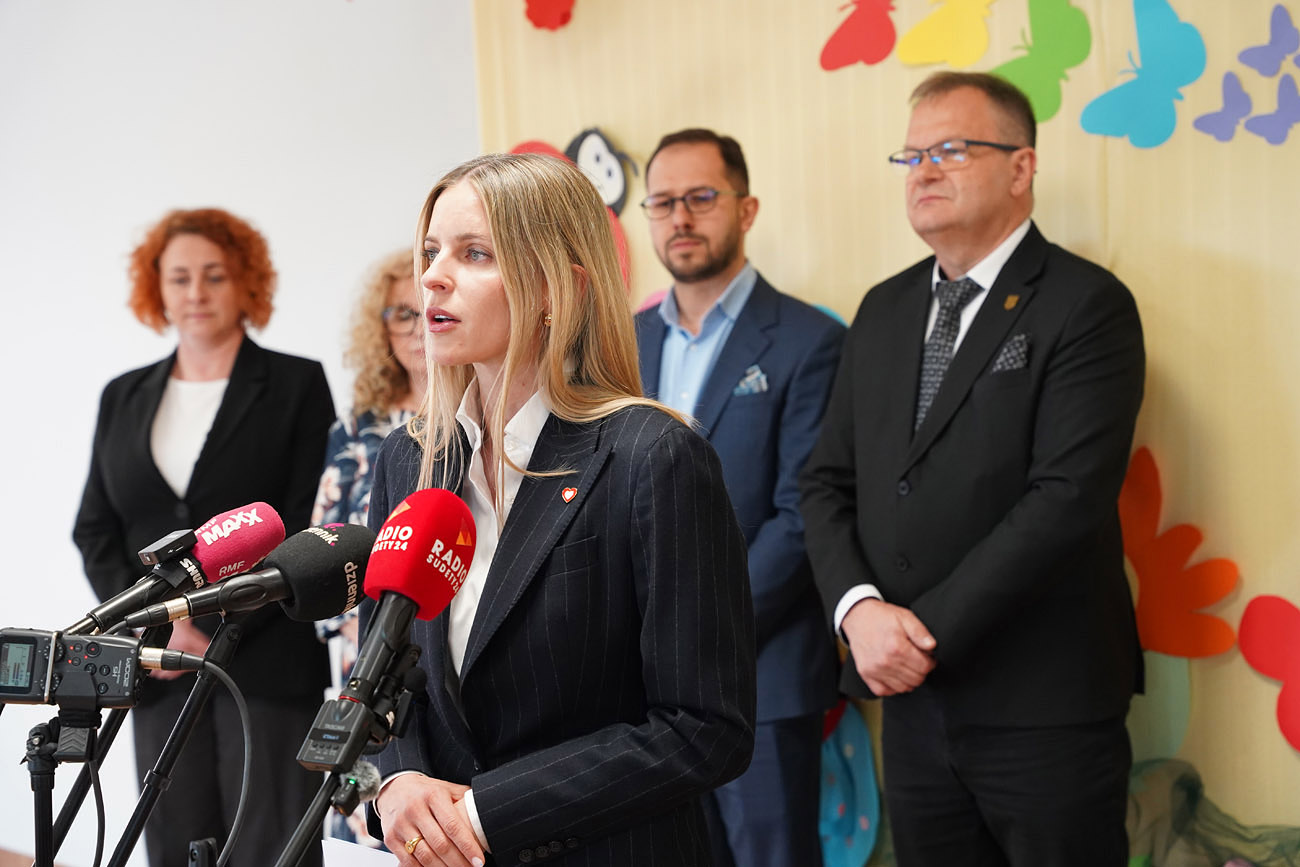 Mieszkania, żłobki, opieka okołoporodowa? Jak zatrzymać wyludnianie Polski? Wiceminister rodziny w Świebodzicach [FOTO]