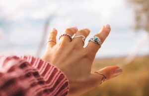 Złota biżuteria do sukni ślubnej typu boho, glamour i princessa – przewodnik po stylach