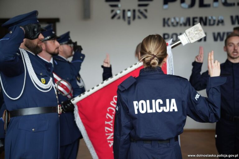 Nowi policjanci złożyli ślubowanie. Jeden trafi do świdnickiej komendy [FOTO]