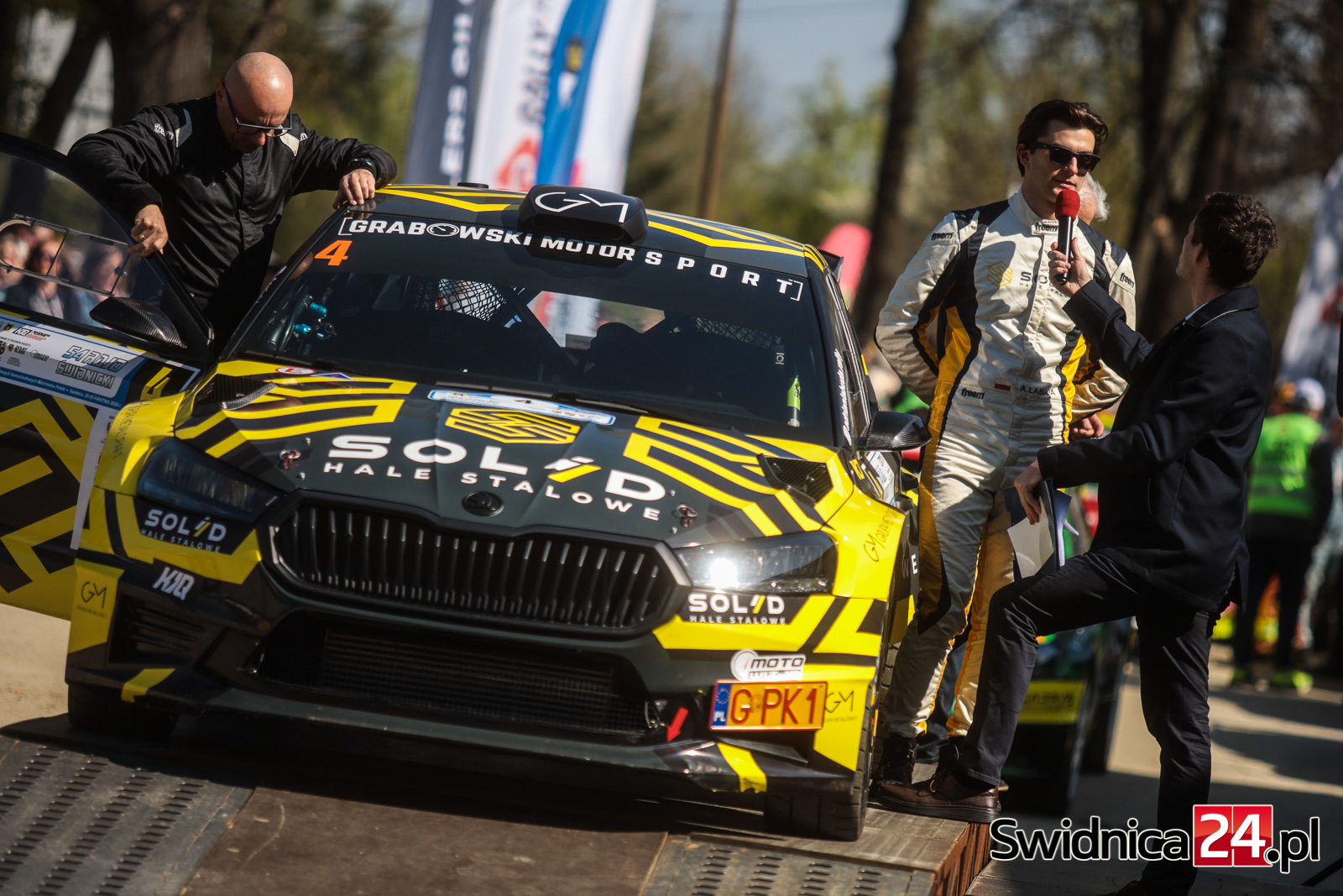 Rajdowcy zaprezentowali się kibicom. Rozpoczynamy walkę, kto zostanie dziś królem Świdnicy? [FOTO]