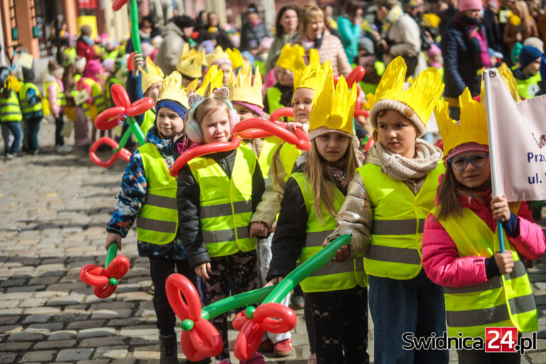 Żółty Marsz Nadziei przeszedł wokół świdnickiego Rynku. „Wezwanie do niesienia pomocy osobom chorym i cierpiącym” [FOTO/VIDEO]