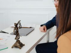 Oskarżony nie jest winny — dlaczego profesjonalna obrona w sprawach karnych ma kluczowe znaczenie?