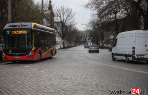 Przebudowa kolejnych odcinków Alei Niepodległości ma potrwać dwa lata. Jest przetarg na wykonanie prac
