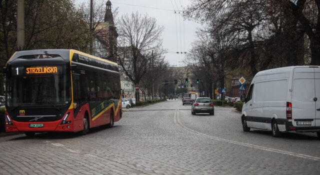 Przebudowa kolejnych odcinków Alei Niepodległości ma potrwać dwa lata. Jest przetarg na wykonanie prac