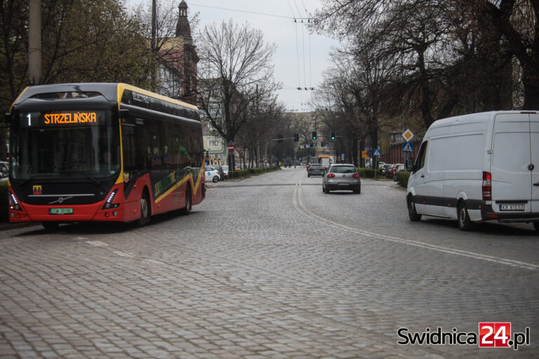 Przebudowa kolejnych odcinków Alei Niepodległości ma potrwać dwa lata. Jest przetarg na wykonanie prac