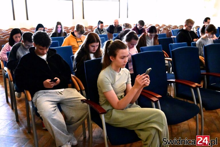 Ogólnopolskie dyktando z angielskiego. Śmiałkowie rywalizują także w Świdnicy [FOTO]