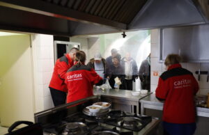 Wielkanocne śniadanie dla potrzebujących. Caritas rozdało paczki z żywnością