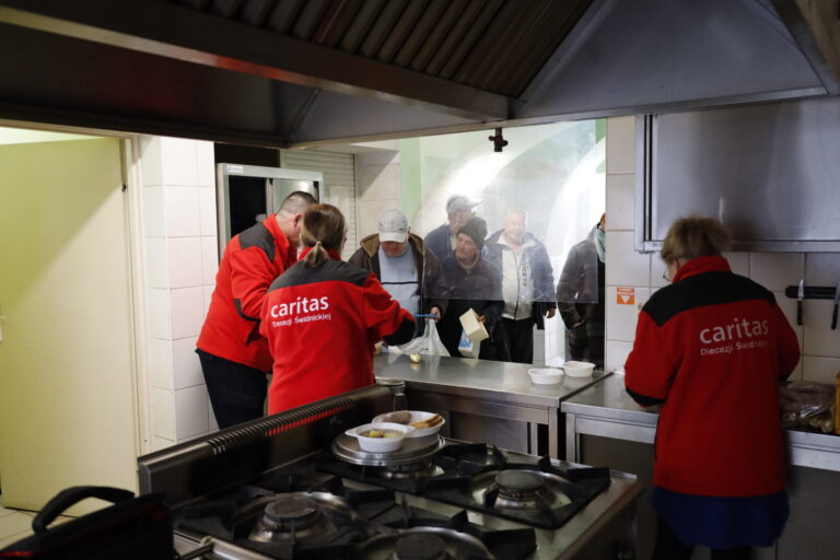 Wielkanocne śniadanie dla potrzebujących. Caritas rozdało paczki z żywnością