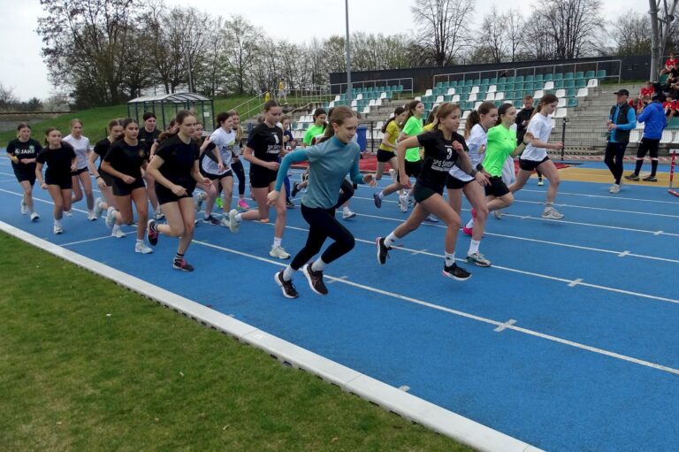 Znakomita frekwencja podczas drużynowych biegów przełajowych [FOTO/WYNIKI]