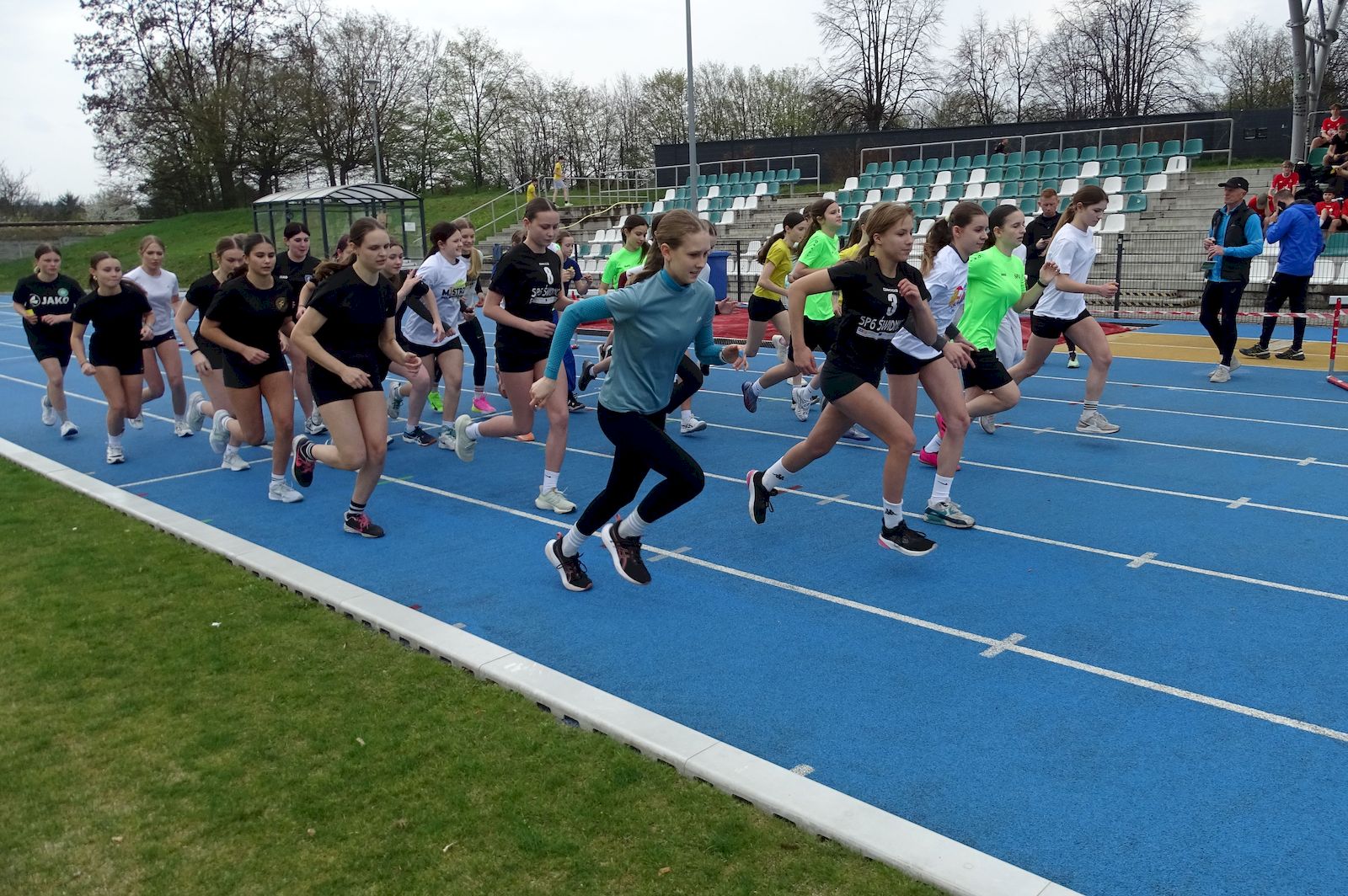 Znakomita frekwencja podczas drużynowych biegów przełajowych [FOTO/WYNIKI]