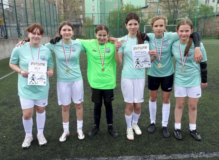 Spora niespodzianka na boisku [FOTO/WYNIKI]