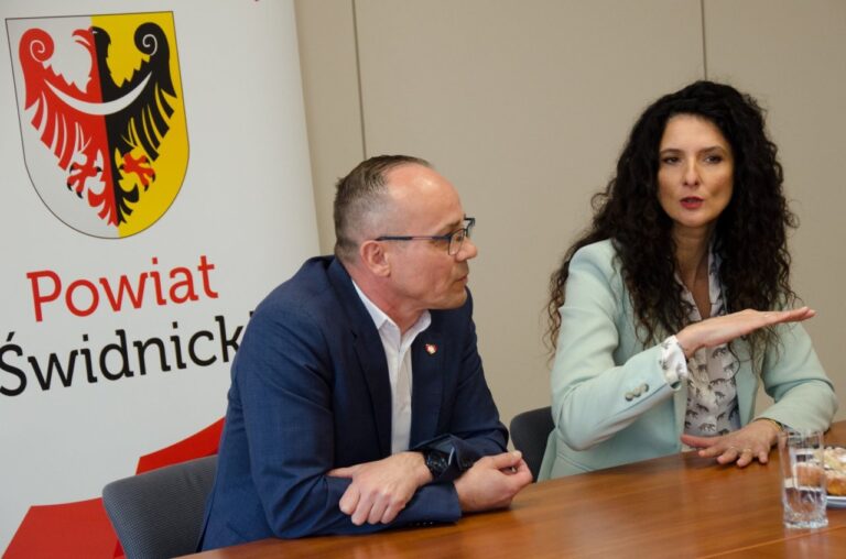 Lokalni samorządowcy z wojewodą Anną Żabską rozmawiali o budowie miejsc schronienia [FOTO]