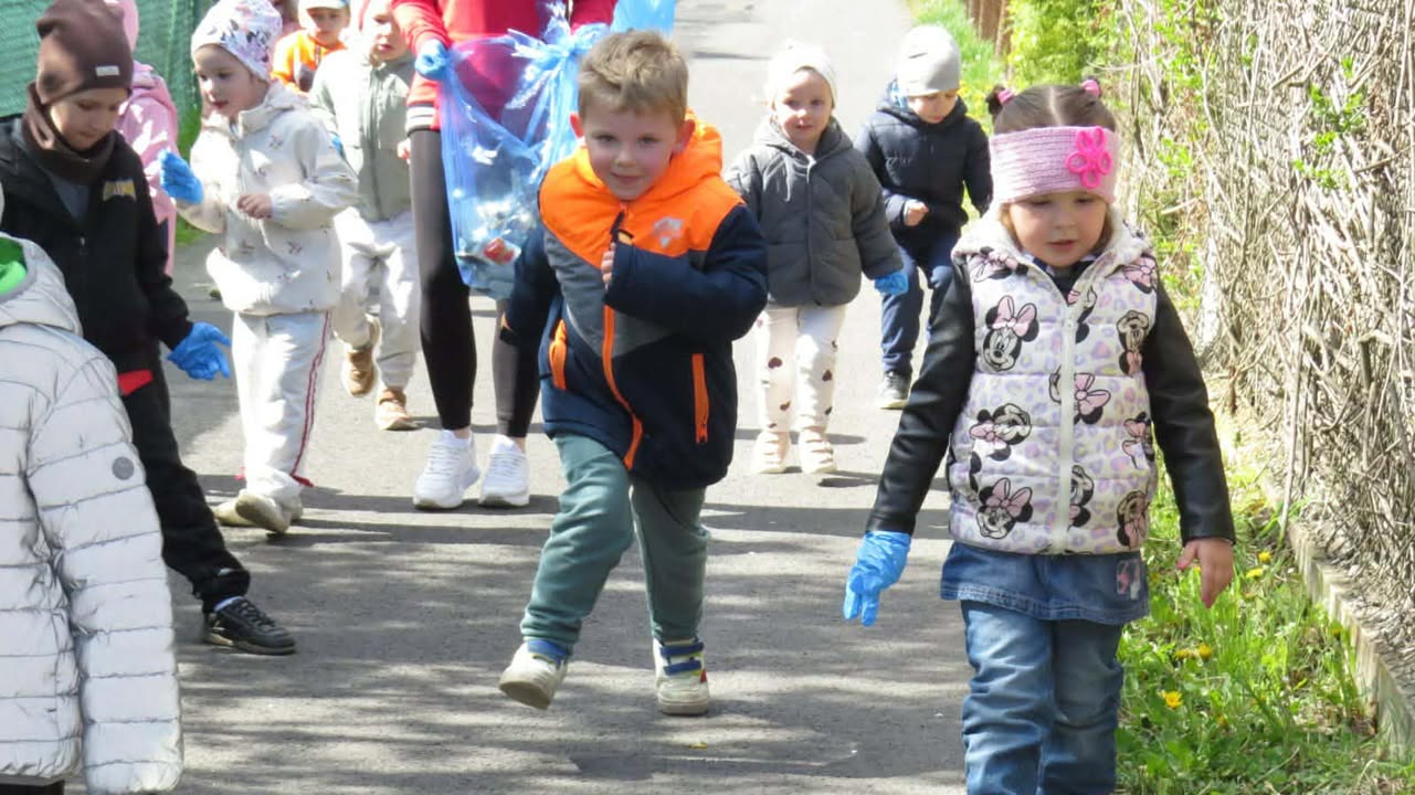 Dzień Ziemi: Przedszkolaki z Delfinka sprzątały Park Młodzieżowy [FOTO]