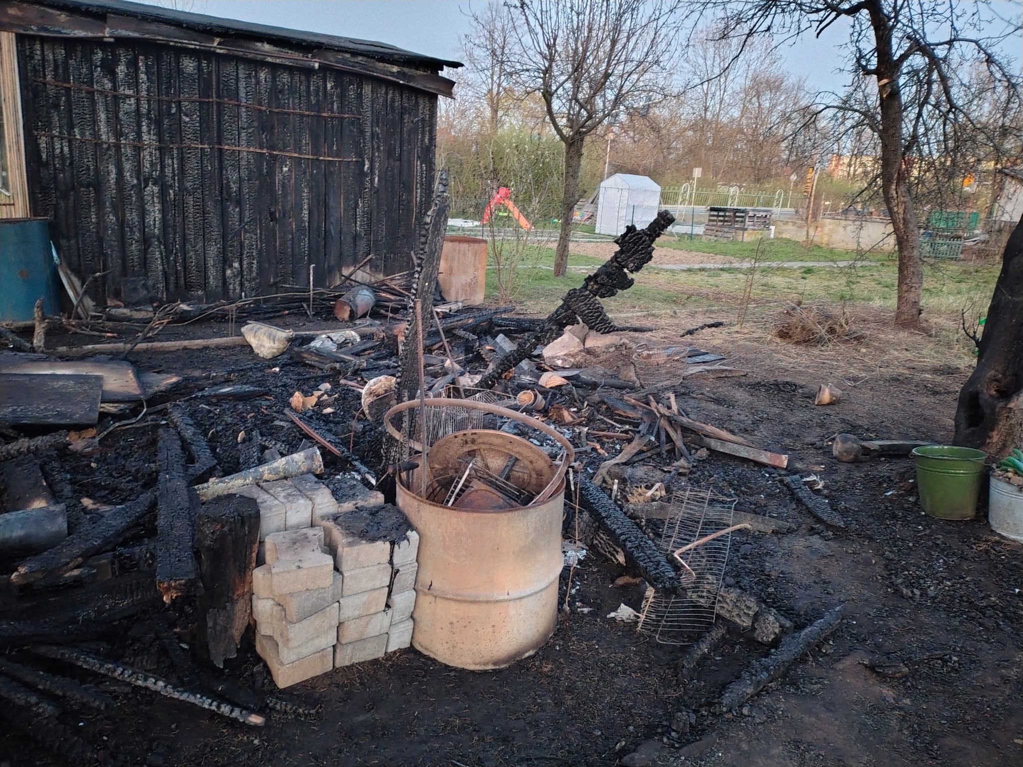 Spłonęła altanka w Świdnicy. Czy to było podpalenie? [FOTO]
