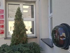 Nowe defibrylatory trafiły do Jaworzyny Śląskiej. Ruszył montaż ratujących życie urządzeń