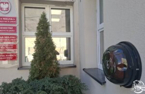 Nowe defibrylatory trafiły do Jaworzyny Śląskiej. Ruszył montaż ratujących życie urządzeń
