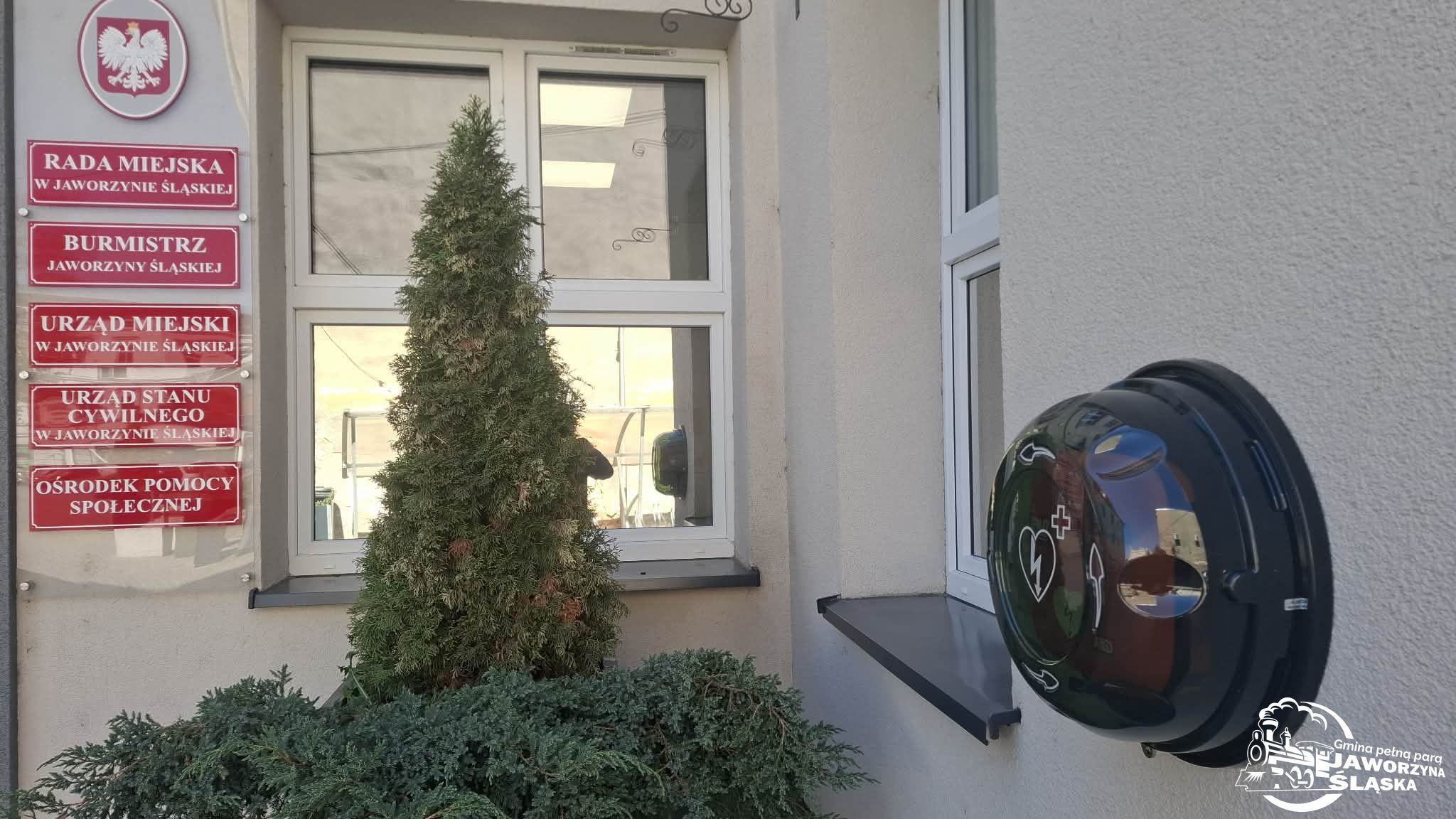 Nowe defibrylatory trafiły do Jaworzyny Śląskiej. Ruszył montaż ratujących życie urządzeń