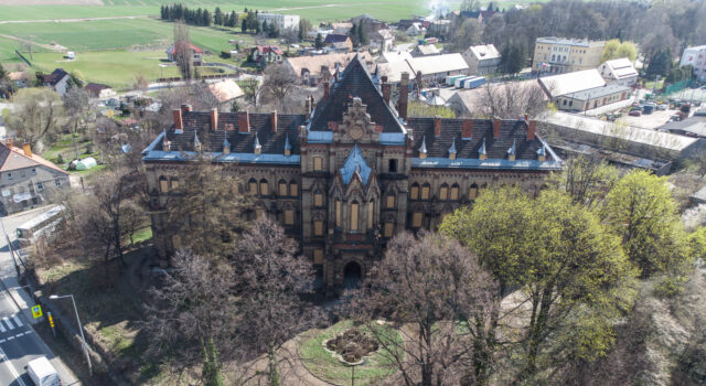 Zabytkowy gmach szpitala znów trafi pod młotek. Tym razem uda się znaleźć nowego właściciela?