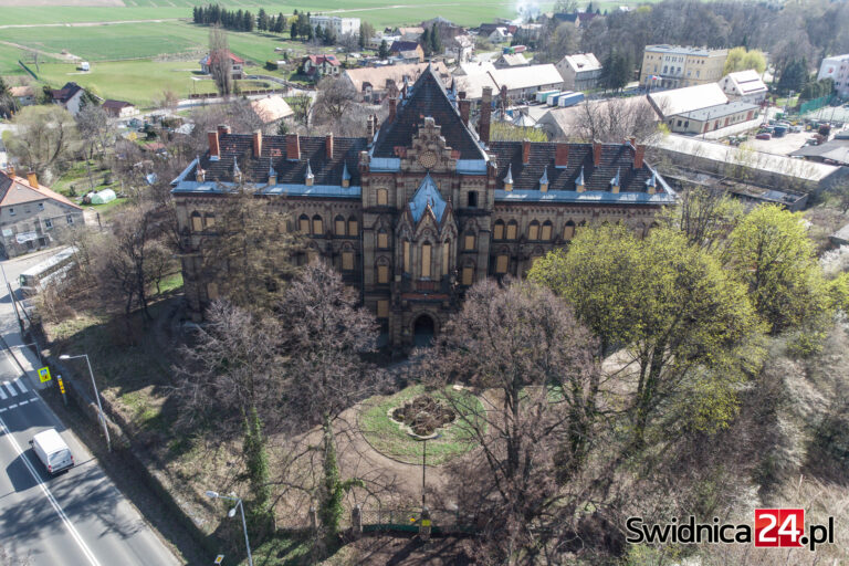 Zabytkowy gmach szpitala znów trafi pod młotek. Tym razem uda się znaleźć nowego właściciela?