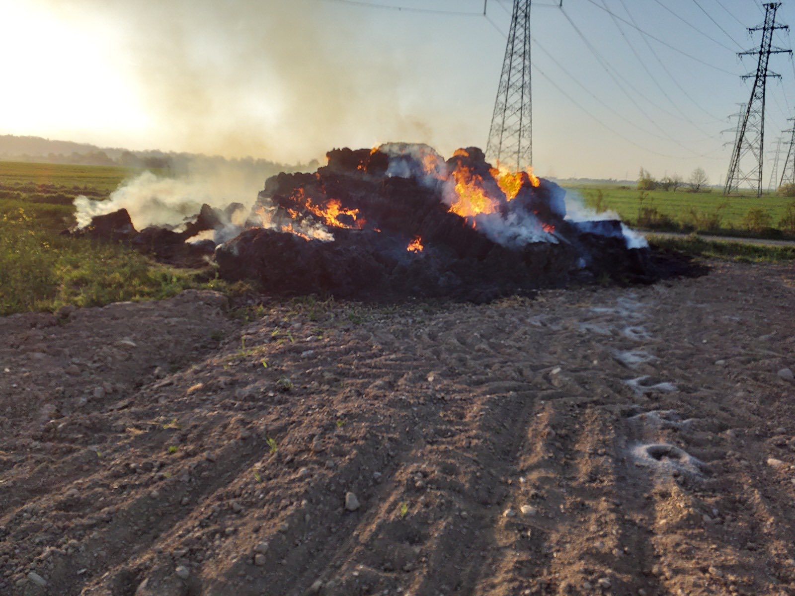 Poranny pożar sterty słomy w okolicach Roztoki [FOTO]