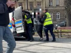 Wyzywał strażników, został rzucony na deptak. Świadkowie oburzeni, straż miejska się broni