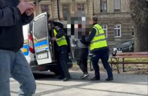 Wyzywał strażników, został rzucony na deptak. Świadkowie oburzeni, straż miejska się broni