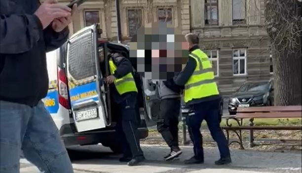 Wyzywał strażników, został rzucony na deptak. Świadkowie oburzeni, straż miejska się broni