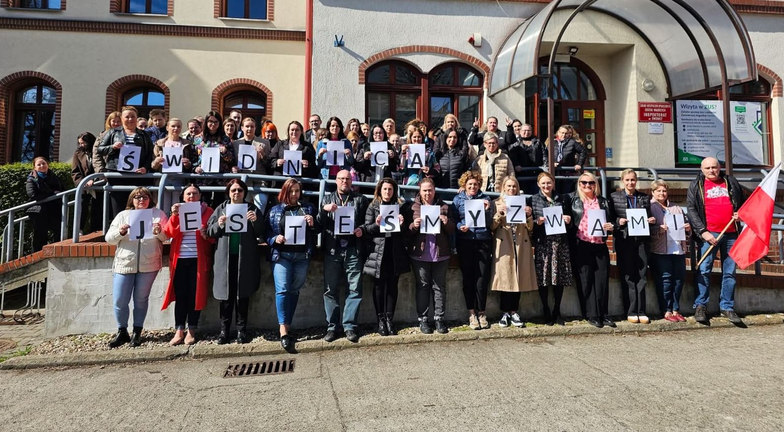 Protest w ZUS. Pracownicy wyszli przed budynki w całej Polsce, także w Świdnicy