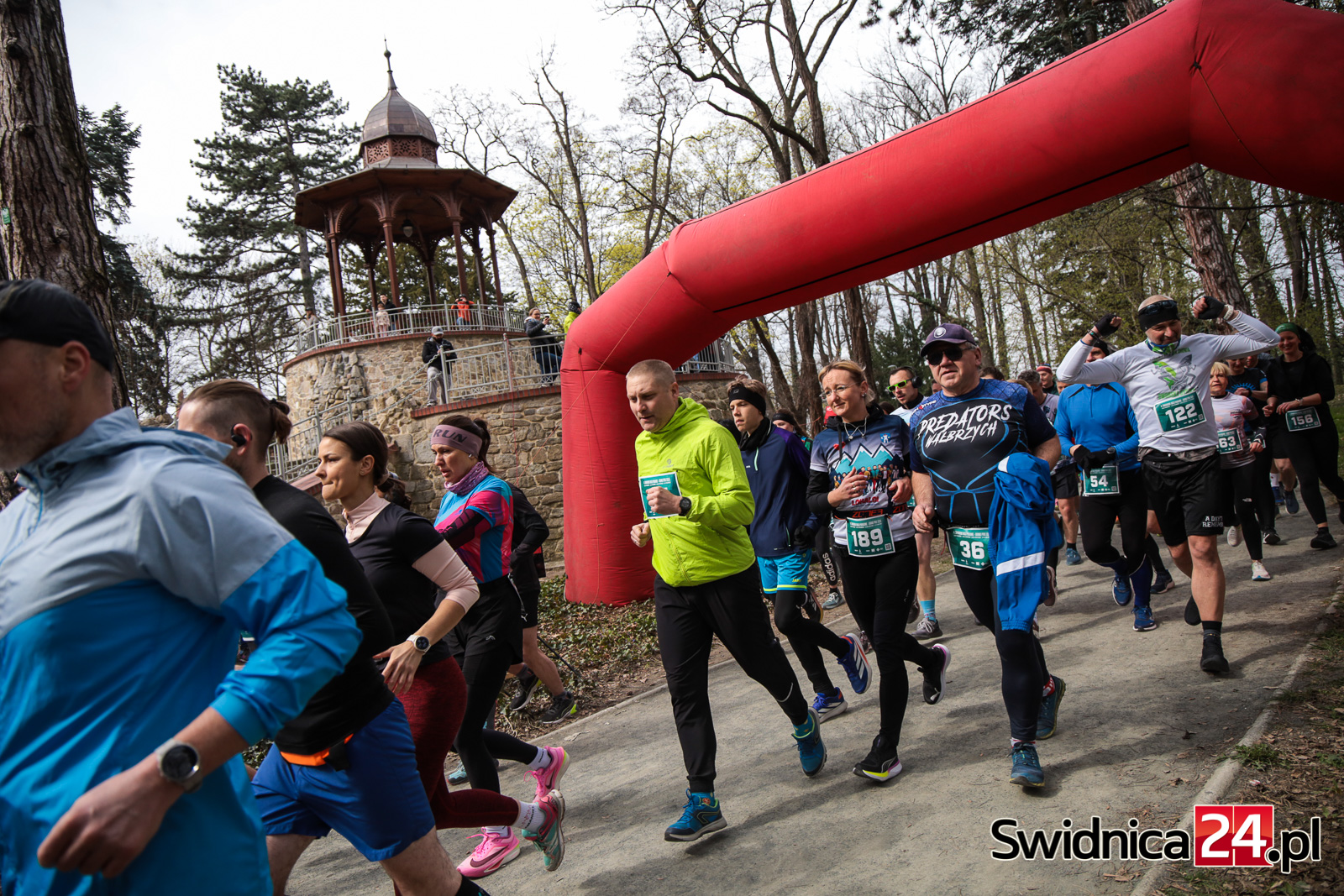 Biegacze opanowali Park Młodzieżowy. Wiosenna inauguracja Świdnickich Biegów Parkowych [FOTO/VIDEO]