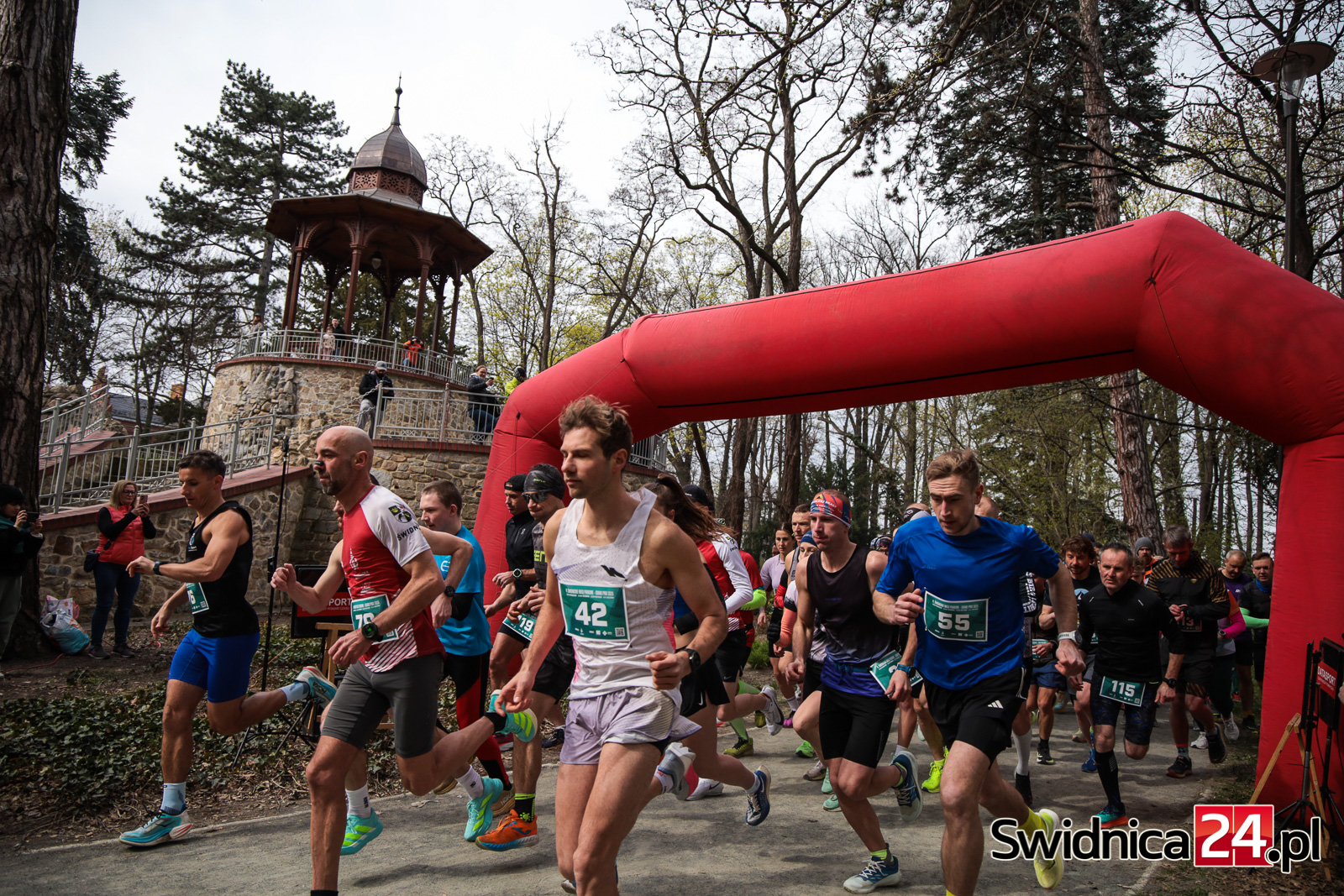 Biegacze opanowali Park Młodzieżowy. Wiosenna inauguracja Świdnickich Biegów Parkowych [FOTO/VIDEO]