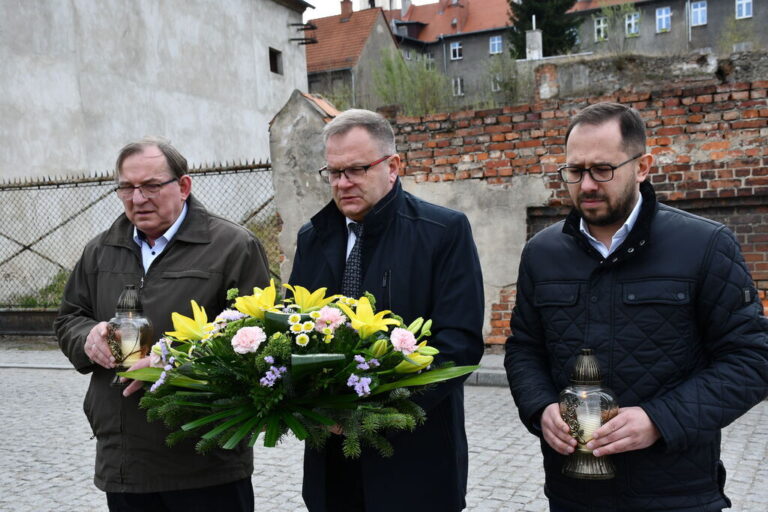 Uczcili pamięć ofiar katastrofy budowlanej w Świebodzicach [FOTO]