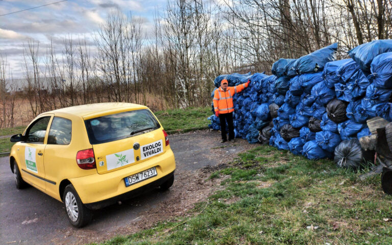 Zaśmiecony punkt turystyczny, opony w zagajnikach i przydrożnych rowach. Społecznik wciąż walczy z dzikimi wysypiskami [FOTO]