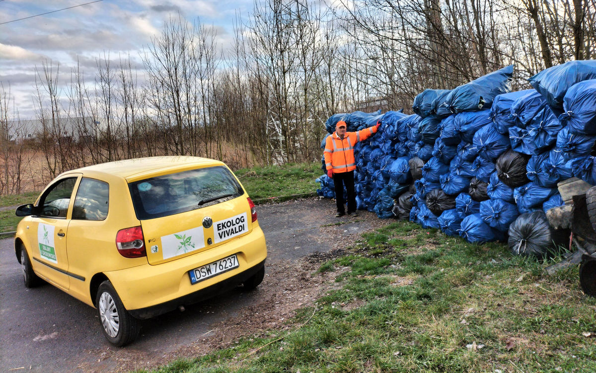 Zaśmiecony punkt turystyczny, opony w zagajnikach i przydrożnych rowach. Społecznik wciąż walczy z dzikimi wysypiskami [FOTO]
