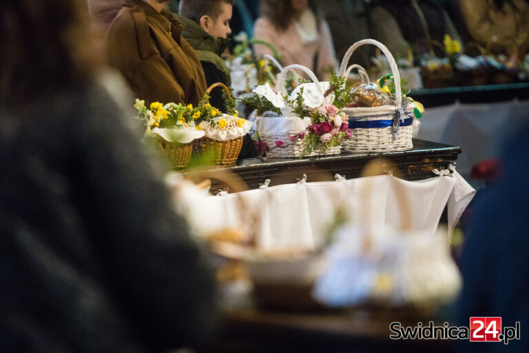 Świdniczanie ruszyli święcić pokarmy. Co dawniej trafiało do koszyczków i skąd wzięła się tradycja ich błogosławienia? [FOTO]