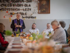 Wielkanocne spotkanie w świdnickich schroniskach. Przy jednym stole zasiedli bezdomni i biskup