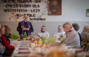 Wielkanocne spotkanie w świdnickich schroniskach. Przy jednym stole zasiedli bezdomni i biskup