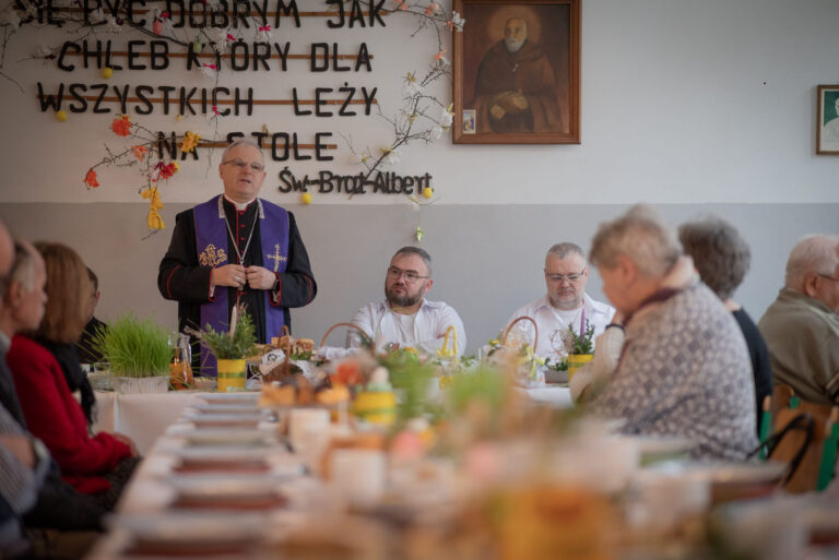 Wielkanocne spotkanie w świdnickich schroniskach. Przy jednym stole zasiedli bezdomni i biskup [FOTO]